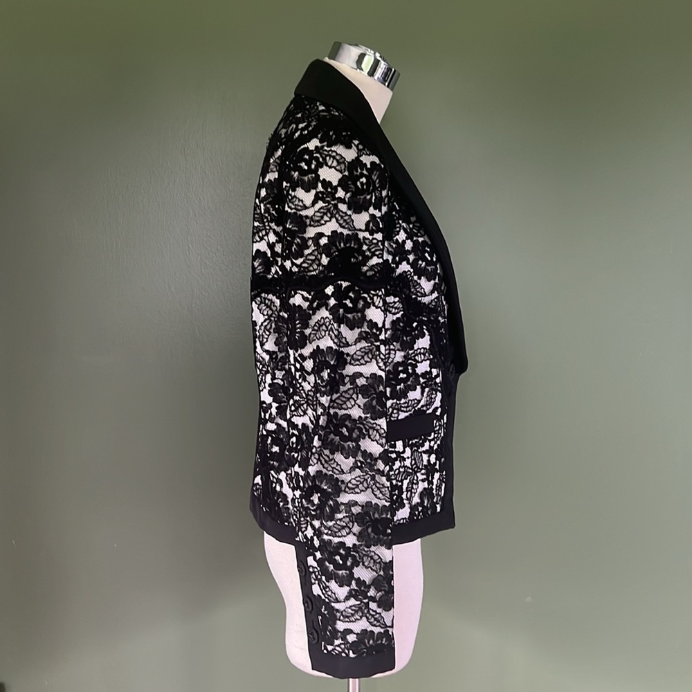 ⭐️CHANEL Runway Cruise 2014 Black & White Lace Blazer Size 38 MSRP $6200⭐️ - Picture 3 of 15